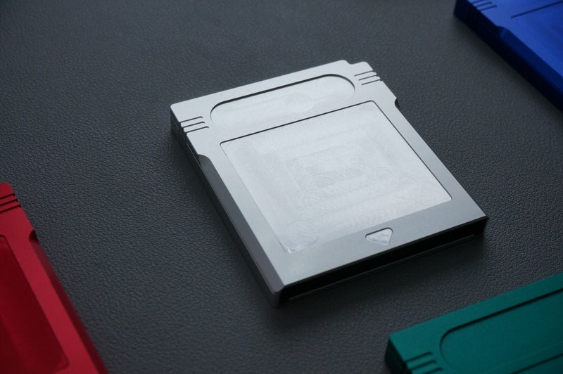 CNC-gefräste Game Boy-Kassette aus Metall
